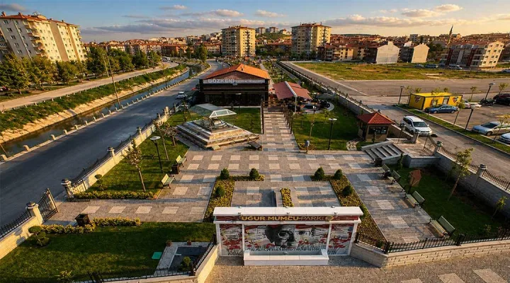 Uğur Mumcu Parkı - Foto 2